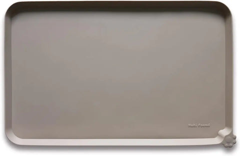 Tan Hoki Found silicone pet feeding mat with raised edges to prevent water spills.